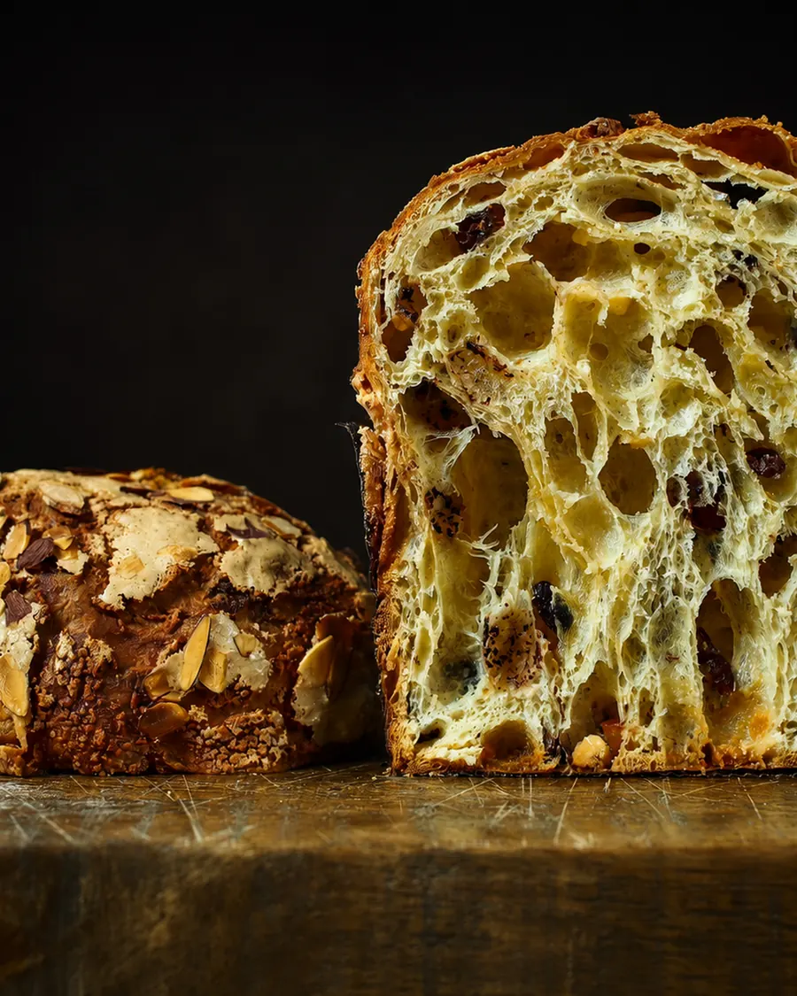Panettone intero accanto a mezzo panettone, con l'alveolatura allungata